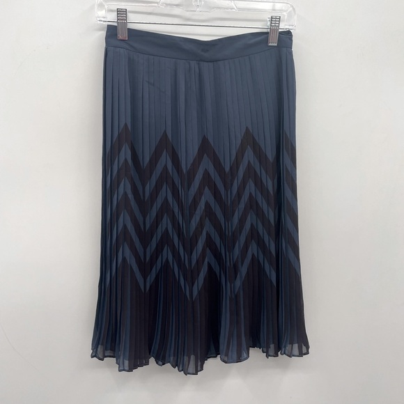 ModCloth woman pleated blue skirt black chevron stripe pinup classic midi skirt - Picture 2 of 8